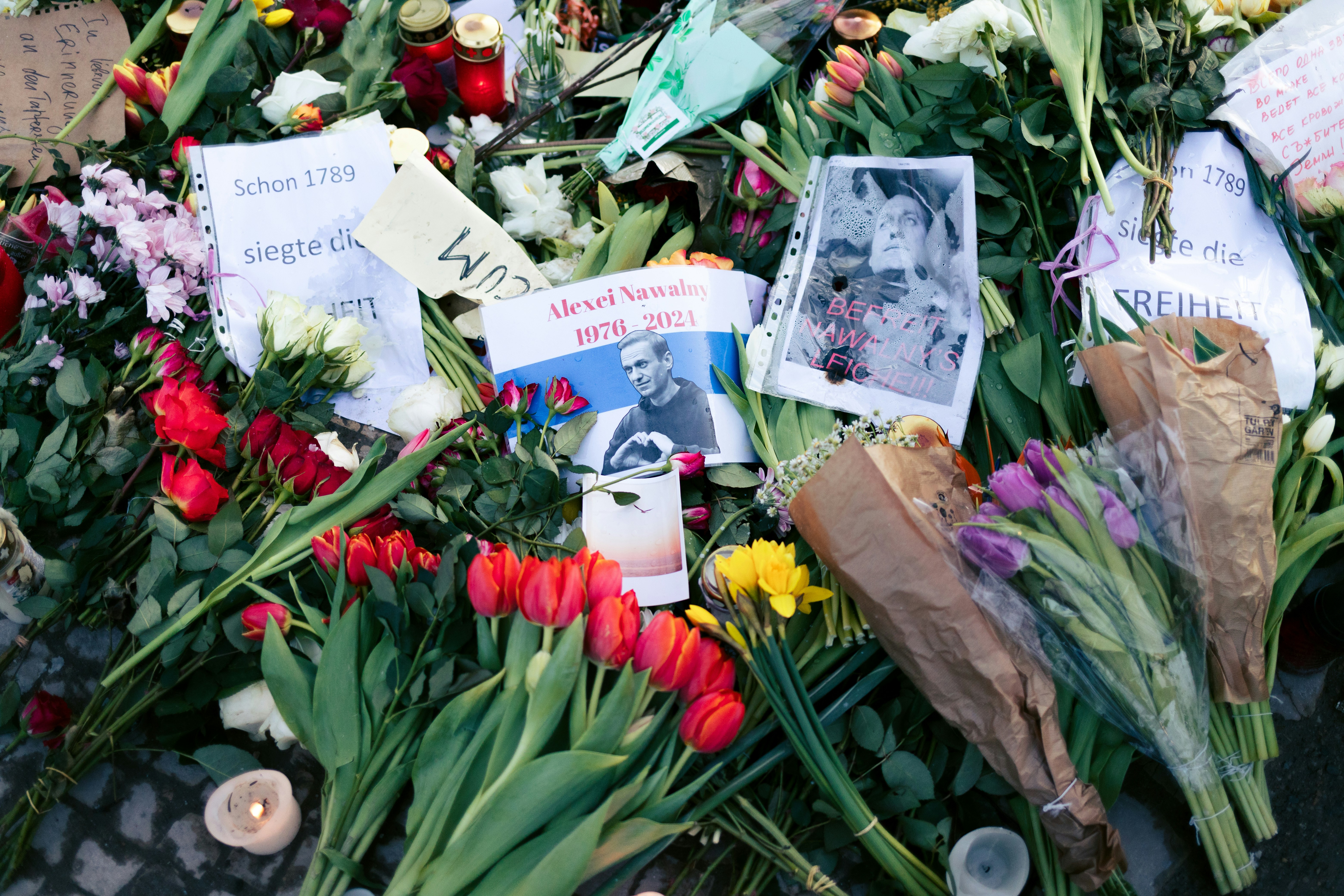 Flowers and notes of condolence for Alexander Navalny lie in a pile.