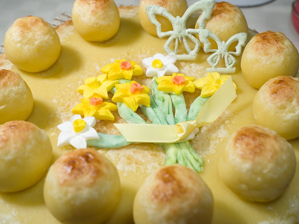 A close up of a Simnel Cake shows 12 balls on top.