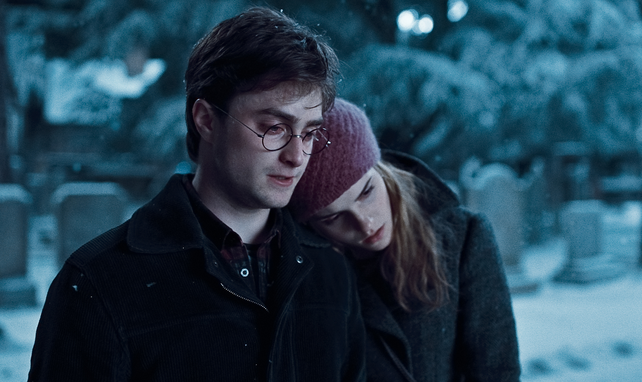Hermoine rests her head on the shoulder of Harry Potter.