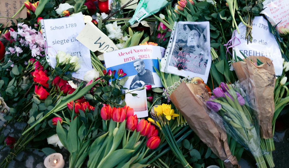Flowers and notes of condolence for Alexander Navalny lie in a pile.