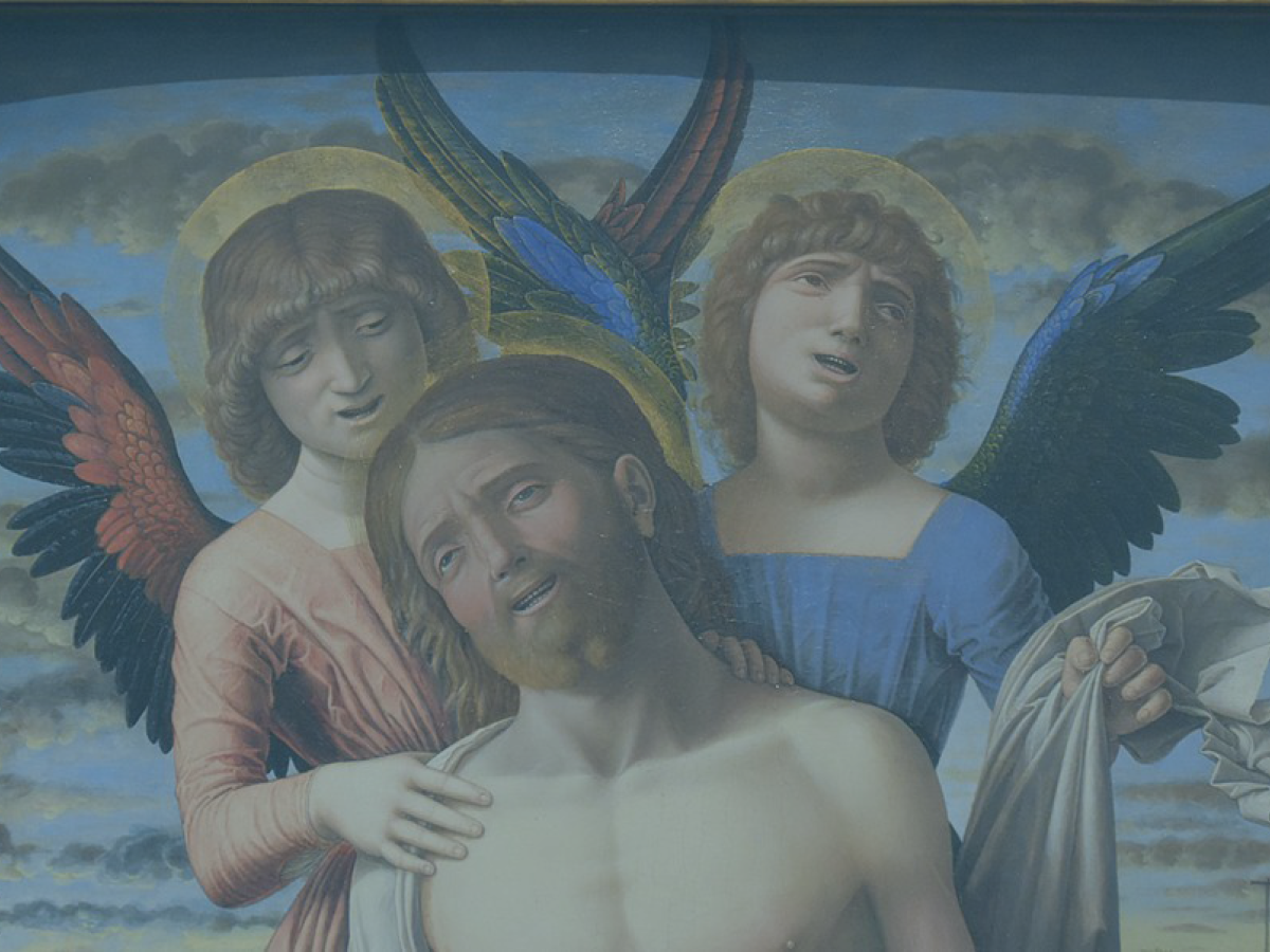 A medieval painting of a suffering Christ surrounded by two angels looking concerned. 