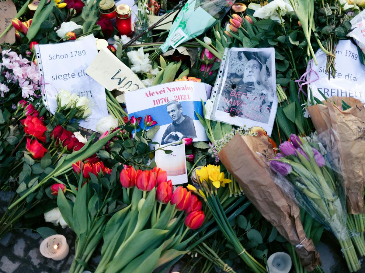 Flowers and notes of condolence for Alexander Navalny lie in a pile.