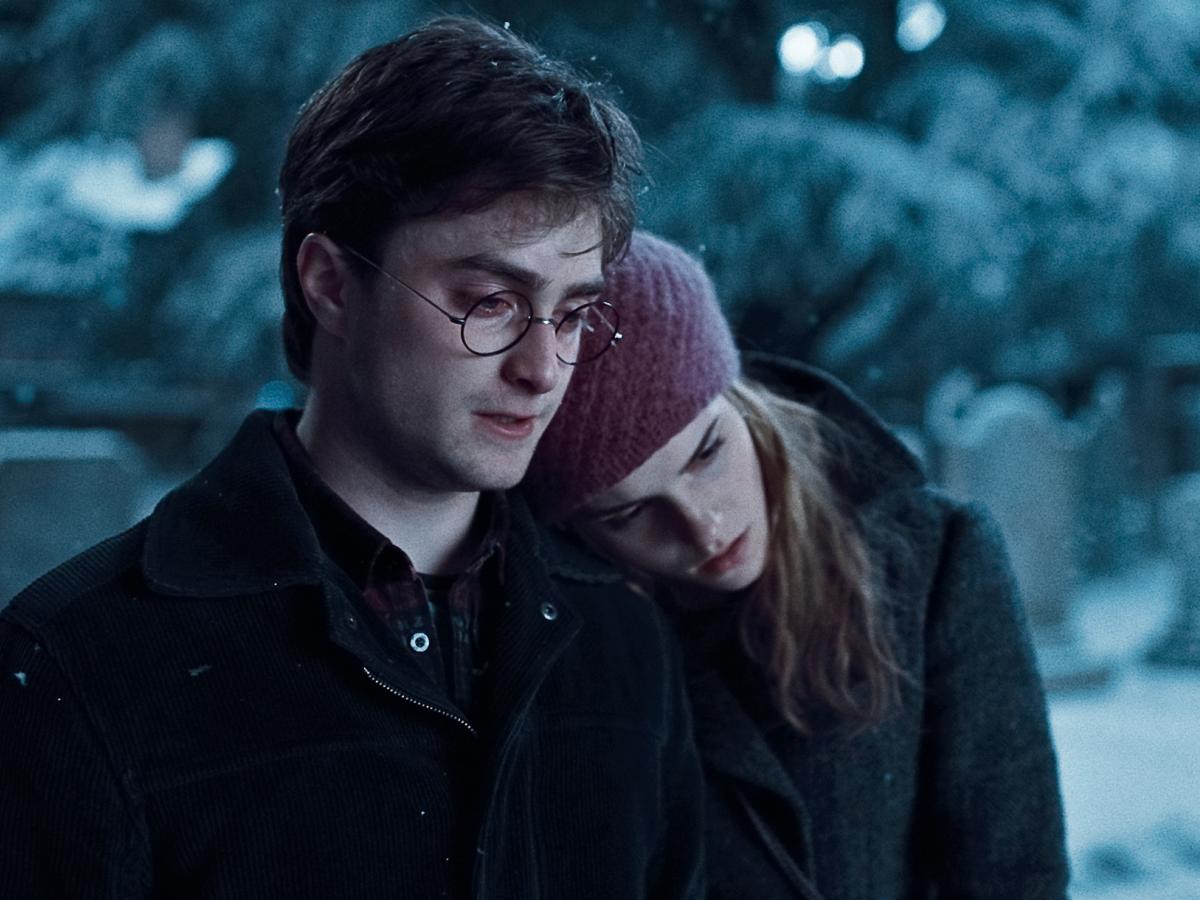 Hermoine rests her head on the shoulder of Harry Potter.