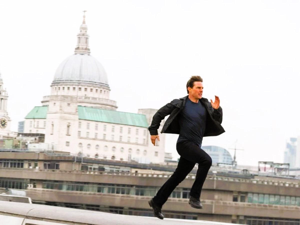 Tom Cruise runs.