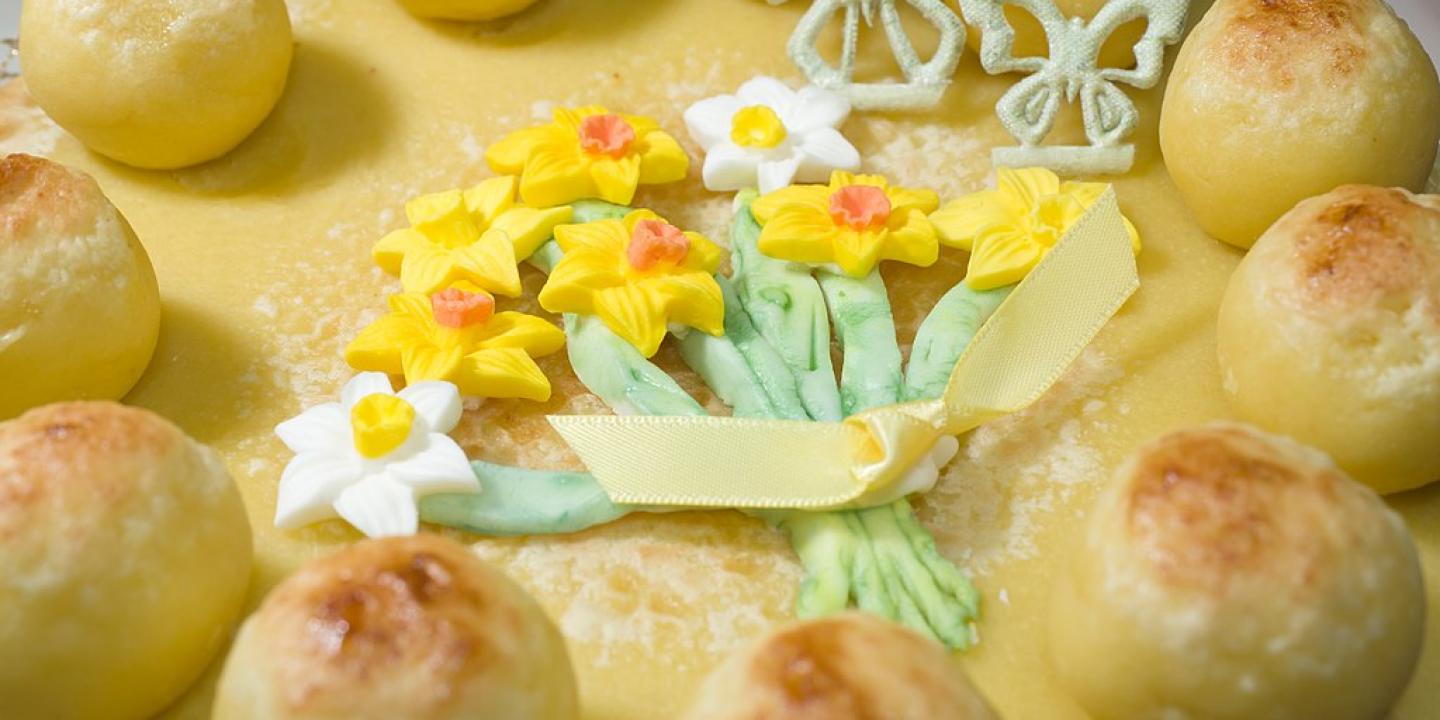 A close up of a Simnel Cake shows 12 balls on top.
