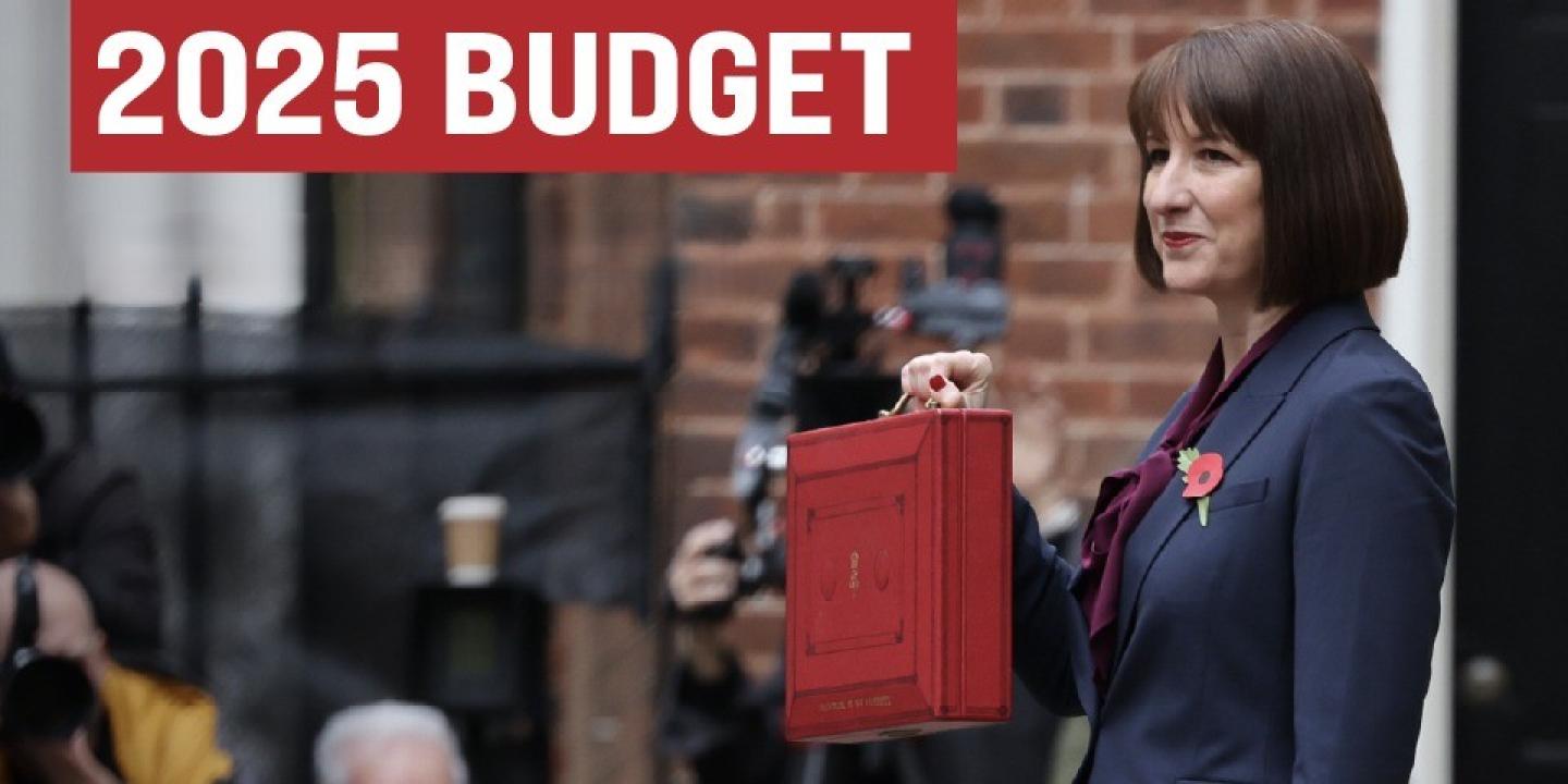 Rachel Reeves holds a red briefcase up.