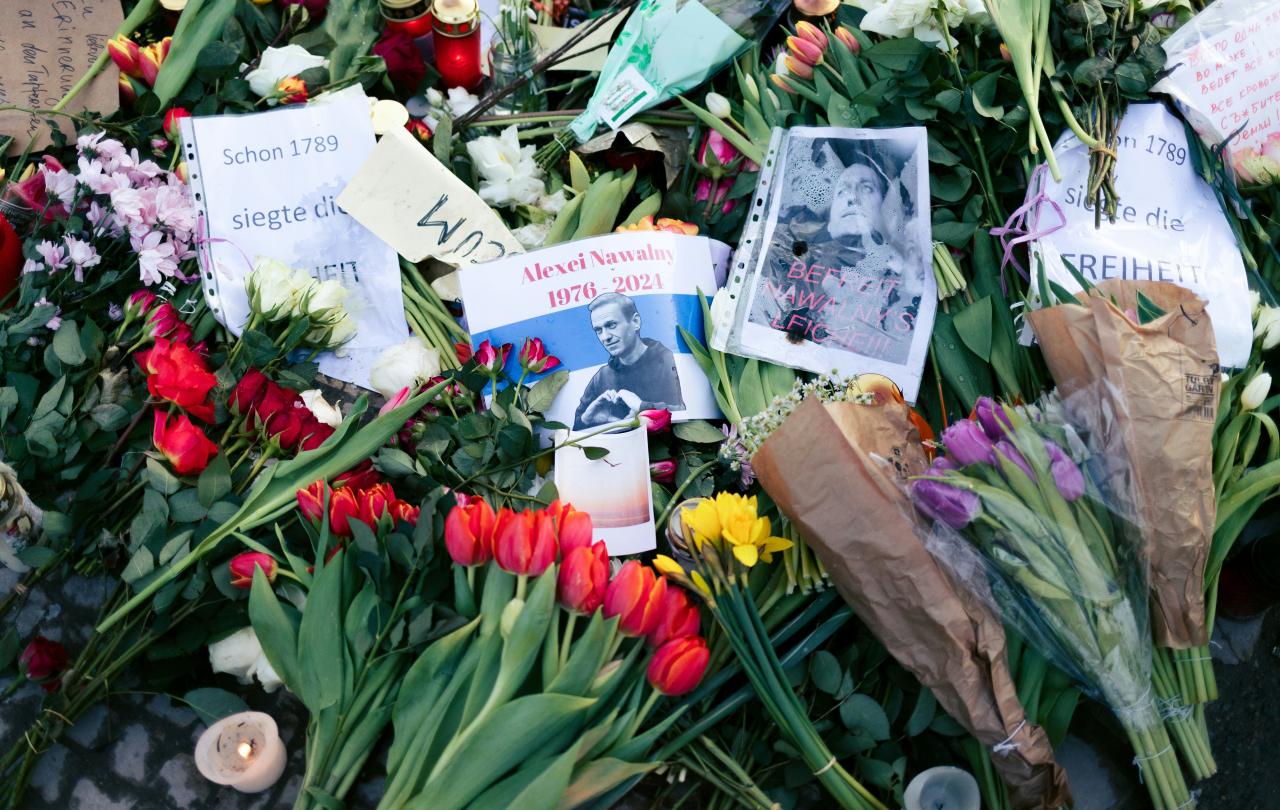 Flowers and notes of condolence for Alexander Navalny lie in a pile.