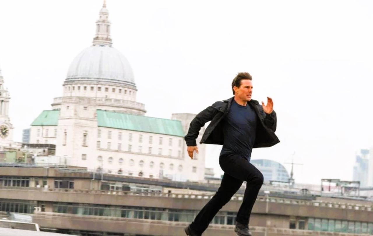 Tom Cruise runs.