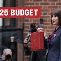 Rachel Reeves holds a red briefcase up.